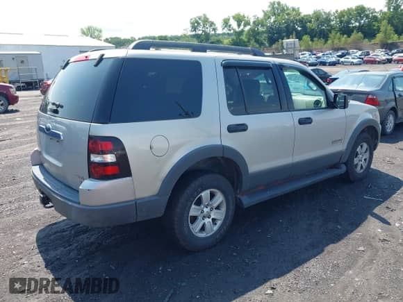 2006 Ford Explorer XLT z VIN 1FMEU73846ZA14049, wystawiony jako IAAI lot #42712449 z przebiegiem 177 760 mil mil oraz . Historia ofert i sprzedaży dostępna na DreamBid. Obrazek 4.