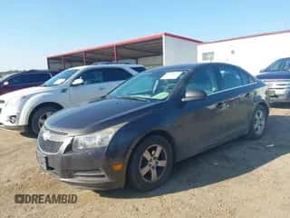 2014 Chevrolet Cruze 1LT z VIN 1G1PC5SB3E7481323, wystawiony jako IAAI lot #43228447 z przebiegiem 106 554 mil mil oraz . Historia ofert i sprzedaży dostępna na DreamBid. Obrazek 2.