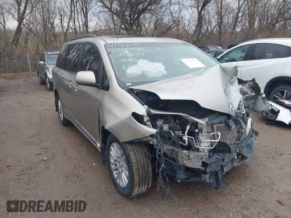 2015 Toyota Sienna XLE с VIN 5TDYK3DC9FS609094, выставлен на аукционе IAAI как лот 41133141 с пробегом 243 944 миль миль и . История ставок и продаж доступна на DreamBid. Изображение 1.