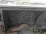 1989 GMC Sierra 1500 z VIN 1GTDC14K0KZ509336, wystawiony jako Copart lot #49060915 z przebiegiem 143 685 mil mil oraz Czysty tytuł • Clean title. Historia ofert i sprzedaży dostępna na DreamBid. Obrazek 9.