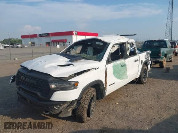 2025 Ram 1500 Rebel z VIN 1C6SRFLPXSN576962, wystawiony jako IAAI lot #42871333 z przebiegiem Nie podano mil oraz . Historia ofert i sprzedaży dostępna na DreamBid. Obrazek 6.