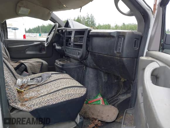 2013 Chevrolet Express Cargo z VIN 1GCWGGBA9D1163007, wystawiony jako IAAI lot #42438809 z przebiegiem Nie podano mil oraz . Historia ofert i sprzedaży dostępna na DreamBid. Obrazek 5.