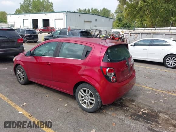 2013 Chevrolet Sonic LT с VIN 1G1JC6SH5D4172355, выставлен на аукционе IAAI как лот 43259638 с пробегом 161 751 миль миль и . История ставок и продаж доступна на DreamBid. Изображение 3.