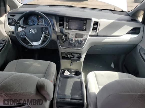 2018 Toyota Sienna LE z VIN 5TDJZ3DC0JS189263, wystawiony jako Copart lot #47955755 z przebiegiem 186 394 mil mil oraz Szkoda całkowita • Salvage title. Historia ofert i sprzedaży dostępna na DreamBid. Obrazek 8.