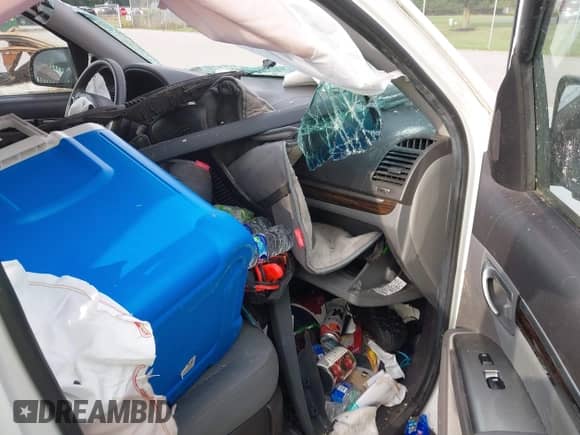 2010 Hyundai Santa Fe GLS with VIN 5NMSGDAB0AH381989, listed as a IAAI auction lot 43137343 with 203,000 mi miles and . Bid and sale history available at DreamBid. Image 5.