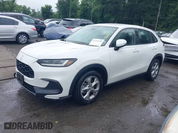 2025 Honda HR-V LX z VIN 3CZRZ2H33SM771294, wystawiony jako IAAI lot #42701658 z przebiegiem 13 288 mil mil oraz . Historia ofert i sprzedaży dostępna na DreamBid. Obrazek 2.