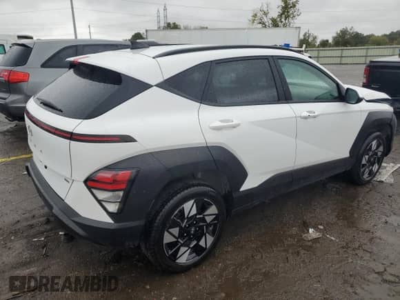 2025 Hyundai Kona SEL с VIN KM8HBCAB7SU227059, выставлен на аукционе Copart как лот 85761275 с пробегом 21 315 миль миль и Чистый • Clean title. История ставок и продаж доступна на DreamBid. Изображение 3.