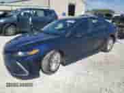 2021 Toyota Camry LE z VIN 4T1R11AK9MU449164, wystawiony jako Copart lot #84798495 z przebiegiem 15 811 mil mil oraz Szkoda całkowita • Salvage title. Historia ofert i sprzedaży dostępna na DreamBid. Obrazek 1.