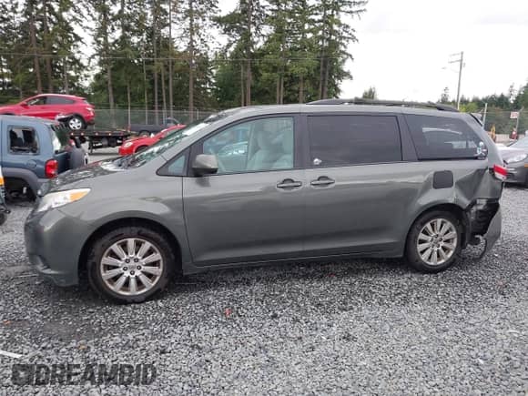 2013 Toyota Sienna LE z VIN 5TDJK3DC5DS061481, wystawiony jako IAAI lot #42608733 z przebiegiem 160 958 mil mil oraz . Historia ofert i sprzedaży dostępna na DreamBid. Obrazek 14.