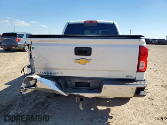 2018 Chevrolet Silverado 1500 LTZ z VIN 3GCUKSEC7JG536936, wystawiony jako Copart lot #70294205 z przebiegiem 158 903 mil mil oraz Szkoda całkowita • Salvage title. Historia ofert i sprzedaży dostępna na DreamBid. Obrazek 6.