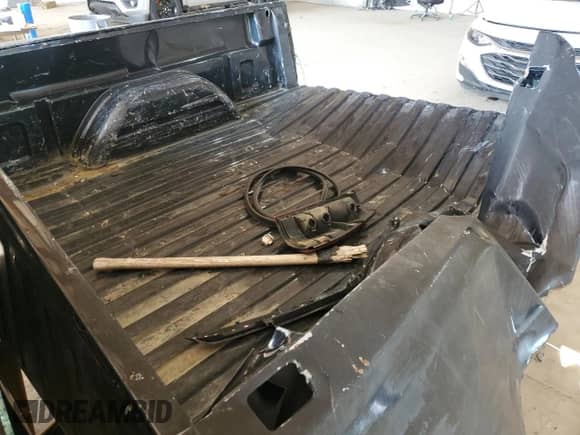 2002 Chevrolet Silverado 1500 с VIN 1GCEC14VX2Z101084, выставлен на аукционе Copart как лот 46170985 с пробегом Не указан миль и На запчасти • Non repairable. История ставок и продаж доступна на DreamBid. Изображение 10.
