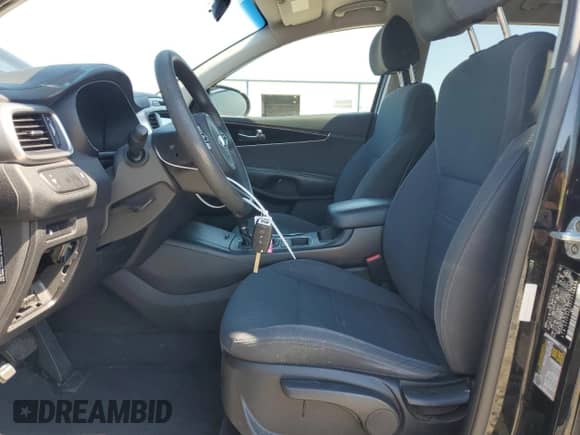 2018 Kia Sorento LX z VIN 5XYPG4A38JG396068, wystawiony jako Copart lot #70809795 z przebiegiem 88 765 mil mil oraz Szkoda całkowita • Salvage title. Historia ofert i sprzedaży dostępna na DreamBid. Obrazek 7.