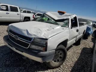 2007 Chevrolet Silverado 1500 Work Truck z VIN 1GCEK14V47E147205, wystawiony jako Copart lot #60700445 z przebiegiem Nie podano mil oraz Szkoda całkowita • Salvage title. Historia ofert i sprzedaży dostępna na DreamBid. Obrazek 1.