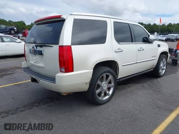 2011 Cadillac Escalade Premium z VIN 1GYS4CEF2BR128390, wystawiony jako IAAI lot #43371073 z przebiegiem 321 583 mil mil oraz . Historia ofert i sprzedaży dostępna na DreamBid. Obrazek 4.