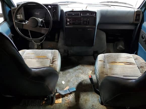 1988 Chevrolet Astro с VIN 1GNDM15Z5JB173416, выставлен на аукционе Copart как лот 57122485 с пробегом 46 142 миль миль и Списание • Salvage title. История ставок и продаж доступна на DreamBid. Изображение 8.
