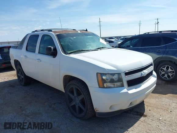 2011 Chevrolet Avalanche LS z VIN 3GNMCEE0XBG121056, wystawiony jako IAAI lot #42481426 z przebiegiem 207 183 mil mil oraz . Historia ofert i sprzedaży dostępna na DreamBid. Obrazek 1.