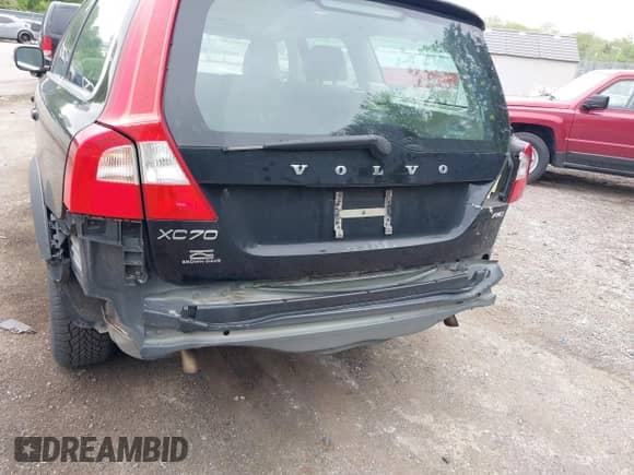 2011 Volvo XC70 3.2L z VIN YV4940BZ9B1109977, wystawiony jako IAAI lot #42189678 z przebiegiem 178 407 mil mil oraz . Historia ofert i sprzedaży dostępna na DreamBid. Obrazek 6.