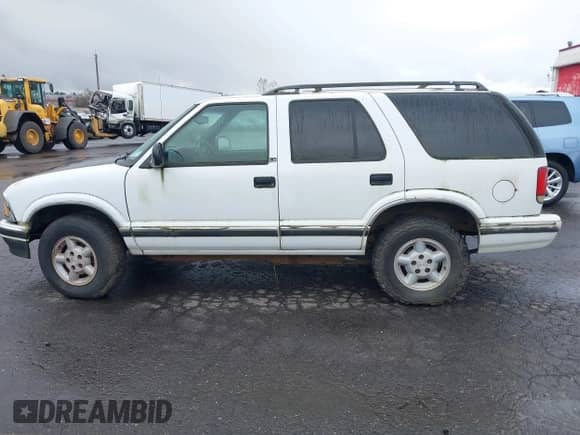1997 Chevrolet Blazer LS with VIN 1GNDT13W6VK189352, listed as a IAAI auction lot 40867780 with 170,552 mi miles and . Bid and sale history available at DreamBid. Image 14.