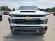 2024 Chevrolet Silverado 2500HD Custom z VIN 2GC4YME72R1121850, wystawiony jako Copart lot #66163225 z przebiegiem 57 752 mil mil oraz Szkoda całkowita • Salvage title. Historia ofert i sprzedaży dostępna na DreamBid. Obrazek 5.