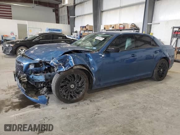 2022 Chrysler 300 Touring z VIN 2C3CCAAG8NH123199, wystawiony jako Copart lot #54194975 z przebiegiem 45 158 mil mil oraz Szkoda całkowita • Salvage title. Historia ofert i sprzedaży dostępna na DreamBid. Obrazek 1.