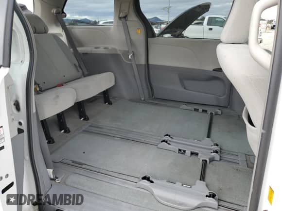 2012 Toyota Sienna LE z VIN 5TDKA3DC2CS014642, wystawiony jako Copart lot #81988465 z przebiegiem 91 762 mil mil oraz Szkoda całkowita • Salvage title. Historia ofert i sprzedaży dostępna na DreamBid. Obrazek 11.