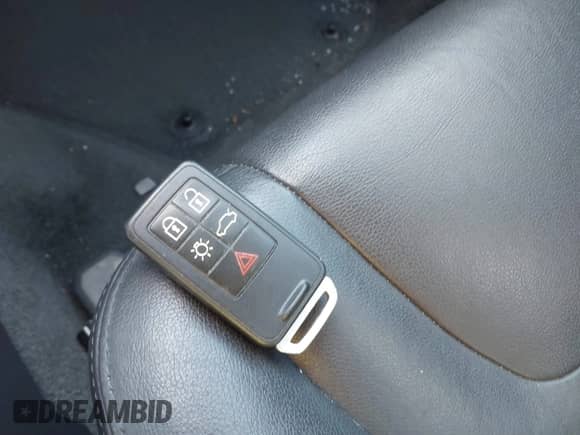 2018 Volvo S60 Inscription z VIN LYV402TK5JB159465, wystawiony jako IAAI lot #41337388 z przebiegiem 112 206 mil mil oraz . Historia ofert i sprzedaży dostępna na DreamBid. Obrazek 11.