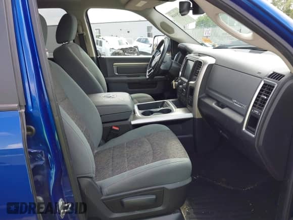 2017 Ram 1500 Big Horn z VIN 1C6RR7LMXHS516894, wystawiony jako IAAI lot #42253149 z przebiegiem 81 327 mil mil oraz . Historia ofert i sprzedaży dostępna na DreamBid. Obrazek 5.