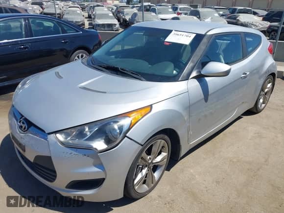 2012 Hyundai Veloster w/Gray Int z VIN KMHTC6AD6CU079711, wystawiony jako IAAI lot #41750279 z przebiegiem 154 746 mil mil oraz . Historia ofert i sprzedaży dostępna na DreamBid. Obrazek 6.