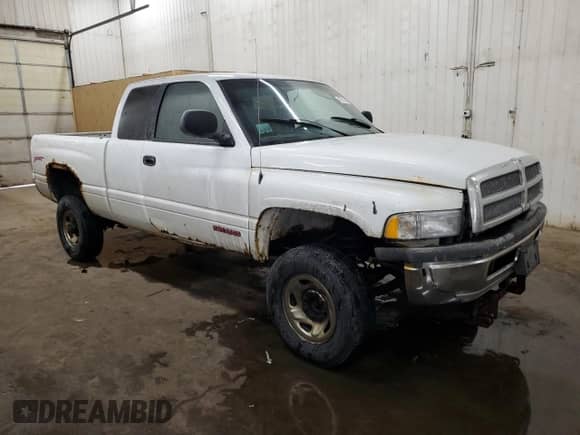 1998 Dodge 2500 with VIN 3B7KF22Z0WG106242, listed as a Copart auction lot 43757935 with 231,819 mi miles and Clean title. Bid and sale history available at DreamBid. Image 4.