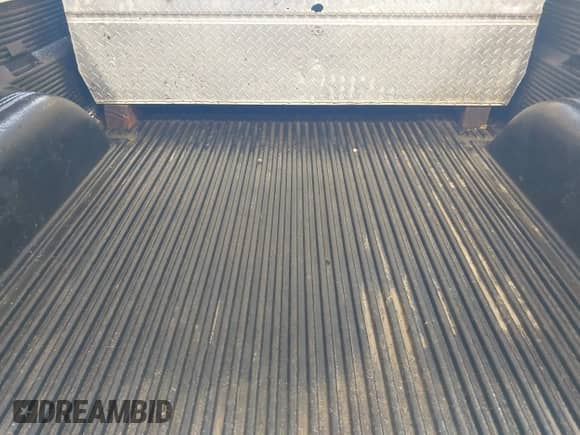 2003 Chevrolet Silverado 2500HD Work Truck z VIN 1GCHC24U23E253931, wystawiony jako IAAI lot #43303277 z przebiegiem 152 833 mil mil oraz . Historia ofert i sprzedaży dostępna na DreamBid. Obrazek 8.