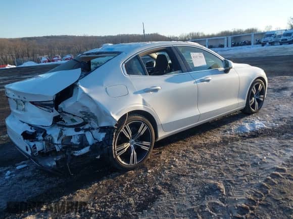 2022 Volvo S60 Inscription z VIN 7JRL12TL8NG162261, wystawiony jako IAAI lot #41417503 z przebiegiem 16 199 mil mil oraz . Historia ofert i sprzedaży dostępna na DreamBid. Obrazek 4.