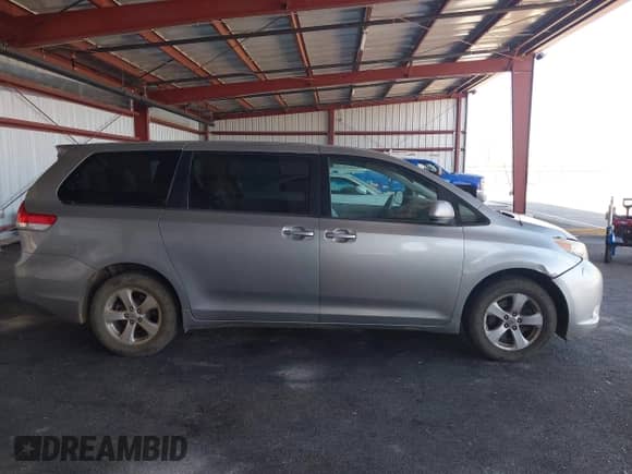 2012 Toyota Sienna z VIN 5TDKA3DC2CS013412, wystawiony jako IAAI lot #43273974 z przebiegiem 193 603 mil mil oraz . Historia ofert i sprzedaży dostępna na DreamBid. Obrazek 13.