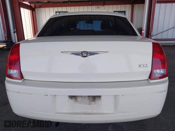 2006 Chrysler 300 with VIN 2C3LA43R36H290920, listed as a IAAI auction lot 43082121 with 258,349 mi miles and . Bid and sale history available at DreamBid. Image 6.