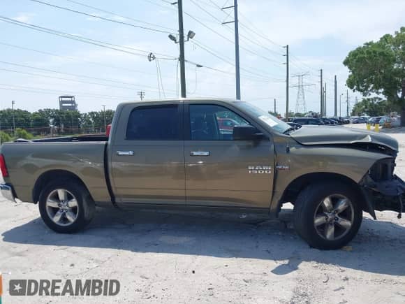 2015 Ram 1500 Big Horn z VIN 1C6RR6LT6FS567629, wystawiony jako IAAI lot #42323898 z przebiegiem 153 820 mil mil oraz . Historia ofert i sprzedaży dostępna na DreamBid. Obrazek 13.