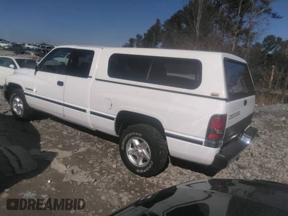 1997 Dodge 1500 z VIN 3B7HC13Z9VG759680, wystawiony jako IAAI lot #41280933 z przebiegiem 123 064 mil mil oraz . Historia ofert i sprzedaży dostępna na DreamBid. Obrazek 3.