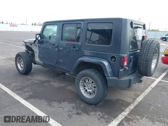 2007 Jeep Wrangler Unlimited Sahara z VIN 1J4GA59107L120503, wystawiony jako IAAI lot #42019384 z przebiegiem 230 965 mil mil oraz . Historia ofert i sprzedaży dostępna na DreamBid. Obrazek 3.