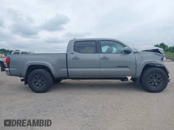2021 Toyota Tacoma SR5 z VIN 3TMDZ5BN7MM106221, wystawiony jako IAAI lot #42827931 z przebiegiem 71 851 mil mil oraz . Historia ofert i sprzedaży dostępna na DreamBid. Obrazek 13.