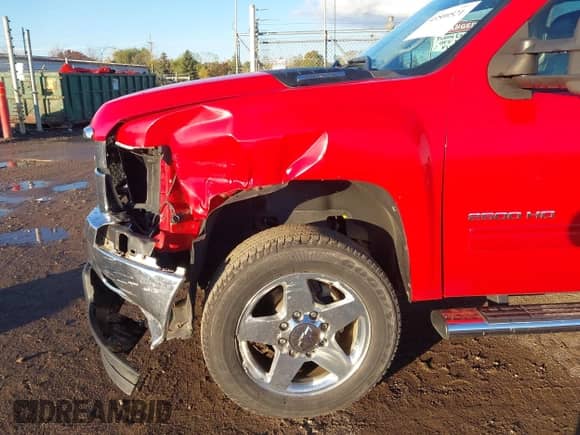 2011 Chevrolet Silverado 2500HD LTZ z VIN 1GC1KYCG6BF262384, wystawiony jako IAAI lot #43500521 z przebiegiem 83 037 mil mil oraz . Historia ofert i sprzedaży dostępna na DreamBid. Obrazek 12.