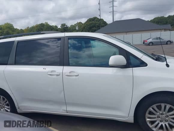 2012 Toyota Sienna XLE AAS z VIN 5TDYK3DC1CS216301, wystawiony jako IAAI lot #43403941 z przebiegiem 167 027 mil mil oraz . Historia ofert i sprzedaży dostępna na DreamBid. Obrazek 13.