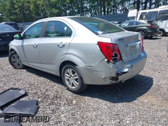 2016 Chevrolet Sonic LT z VIN 1G1JC5SH7G4114195, wystawiony jako IAAI lot #42799744 z przebiegiem 138 202 mil mil oraz . Historia ofert i sprzedaży dostępna na DreamBid. Obrazek 3.