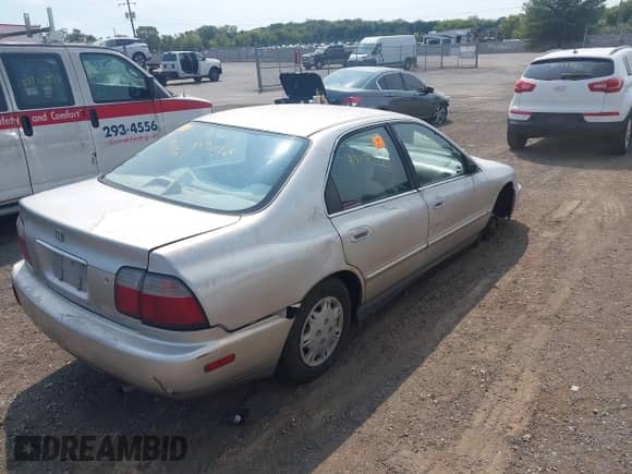1997 Honda Accord Value с VIN 1HGCD5686VA193754, выставлен на аукционе IAAI как лот 43155130 с пробегом 339 032 миль миль и . История ставок и продаж доступна на DreamBid. Изображение 4.