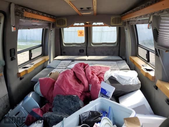 2001 Ford Econoline Cargo z VIN 1FDRE14W41HB55470, wystawiony jako Copart lot #64990214 z przebiegiem 176 643 mil mil oraz Czysty tytuł • Clean title. Historia ofert i sprzedaży dostępna na DreamBid. Obrazek 10.