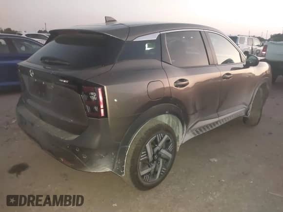 2025 Nissan Kicks SV с VIN 3N8AP6CA0SL386520, выставлен на аукционе IAAI как лот 43092053 с пробегом 17 721 миль миль и . История ставок и продаж доступна на DreamBid. Изображение 4.