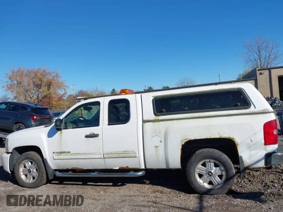 2010 Chevrolet Silverado 1500 LT z VIN 1GCSKSE31AZ119884, wystawiony jako IAAI lot #43543636 z przebiegiem 165 091 mil mil oraz . Historia ofert i sprzedaży dostępna na DreamBid. Obrazek 14.