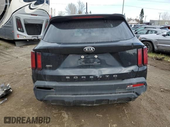 2021 Kia Sorento LX z VIN 5XYRGDLC3MG010134, wystawiony jako Copart lot #55835125 z przebiegiem Nie podano mil oraz Szkoda całkowita • Salvage title. Historia ofert i sprzedaży dostępna na DreamBid. Obrazek 6.