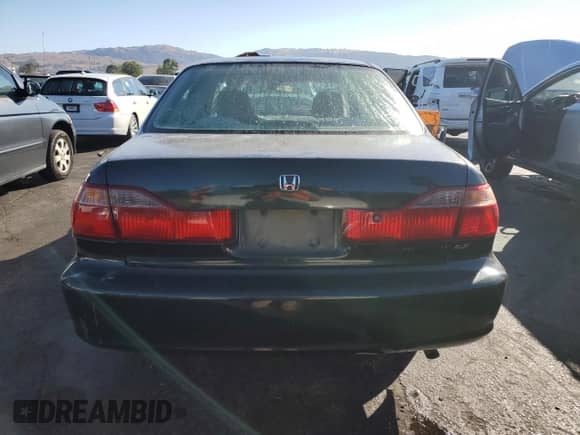 1998 Honda Accord LX z VIN 1HGCG5641WA122306, wystawiony jako Copart lot #80751835 z przebiegiem 174 591 mil mil oraz Szkoda całkowita • Salvage title. Historia ofert i sprzedaży dostępna na DreamBid. Obrazek 6.
