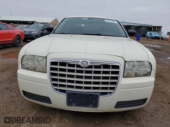 2007 Chrysler 300 z VIN 2C3KA43R97H720317, wystawiony jako Copart lot #85754325 z przebiegiem 105 476 mil mil oraz Nie do naprawy • Non repairable. Historia ofert i sprzedaży dostępna na DreamBid. Obrazek 5.