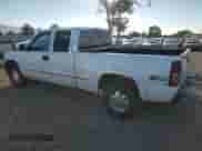 2001 GMC Sierra 1500 SLE z VIN 1GTEK19T01E336805, wystawiony jako Copart lot #82631185 z przebiegiem 223 096 mil mil oraz Szkoda całkowita • Salvage title. Historia ofert i sprzedaży dostępna na DreamBid. Obrazek 2.