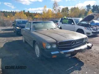 1983 Mercedes-Benz 380 SL z VIN WDBBA45A4DB019979, wystawiony jako IAAI lot #43477633 z przebiegiem 134 465 mil mil oraz . Historia ofert i sprzedaży dostępna na DreamBid. Obrazek 1.