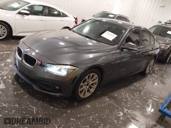 2016 BMW 3 Series 320i xDrive z VIN WBA8A3C54GK690758, wystawiony jako IAAI lot #42824903 z przebiegiem 162 948 mil mil oraz . Historia ofert i sprzedaży dostępna na DreamBid. Obrazek 2.